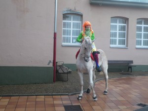 Pippi riding her horse